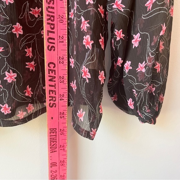 🏷️ 2/$20 Elizabeth and James Sheer Balloon Sleeve Micro Floral Blouse - Picture 7 of 9